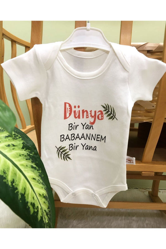 Dünya Bir Yana Babaannem Bir Yana yazılı Kısa kollu Hediyelik Bebek Body Zıbın